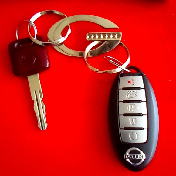 Univ of GA, Guess, initial"G" ( silver color ) key - Picture 3 of 6